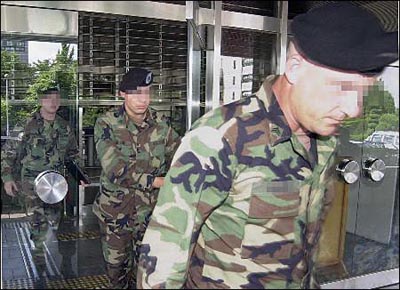 2002년 7월 10일 서울지검 의정부지청에 출두할 당시의 미군 병사들 모습. 미국 군사법원이 여중생 사망사건 당시 장갑차 관제병에게 무죄를 평결해 파문을 일으켰다.
